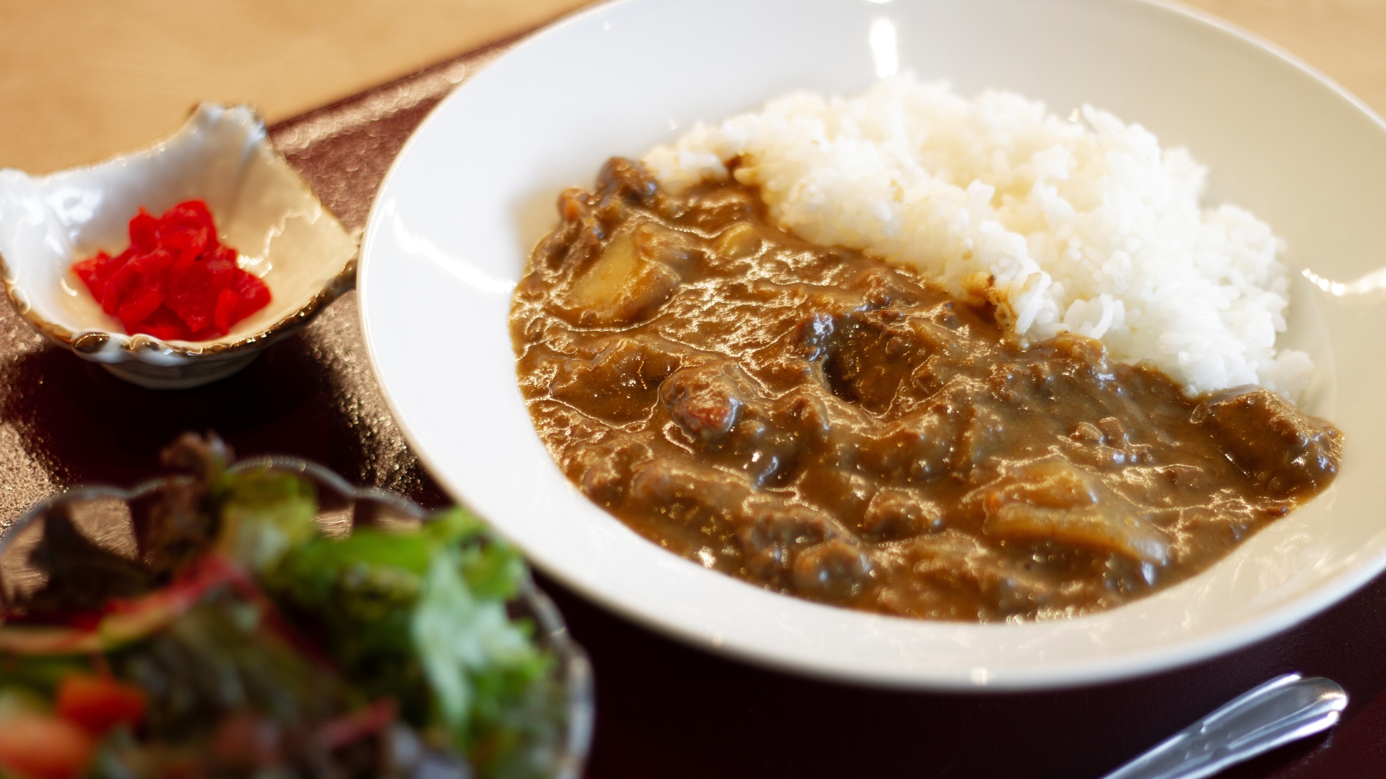 今夜はだれにも邪魔されない。お肉とお酒に溺れる宿