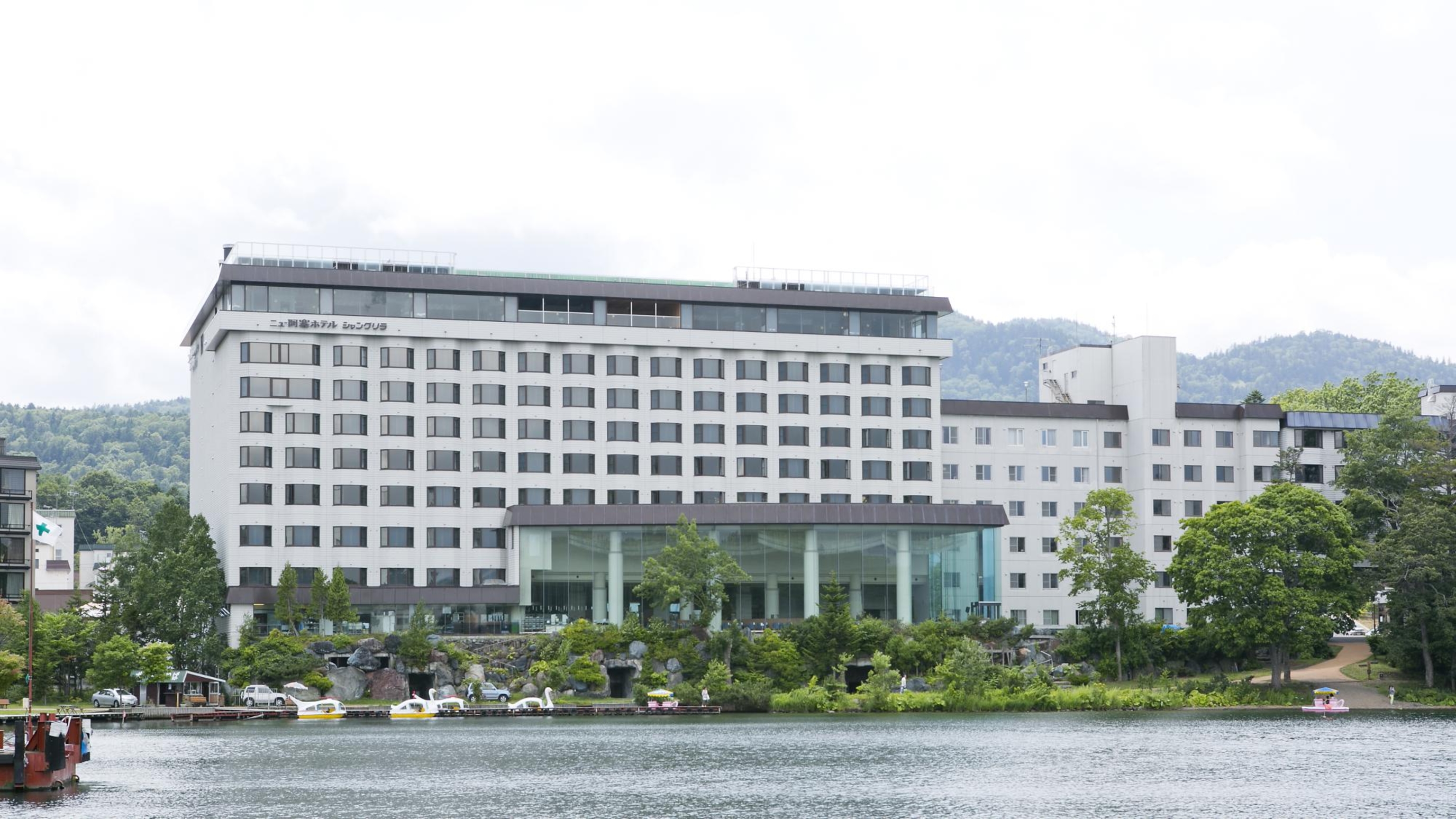 空と湖が溶け合う屋上スパ。心が震える絶景宿