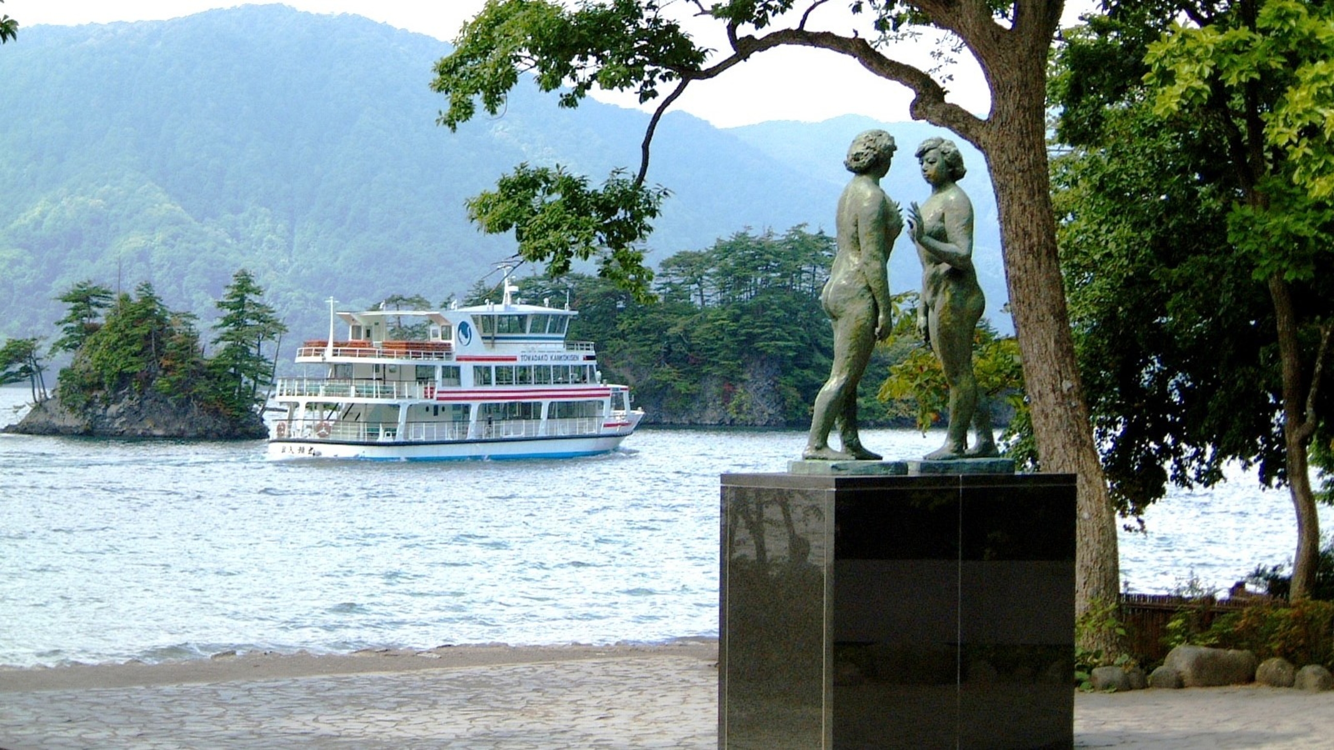 湖畔で過ごす大人旅。