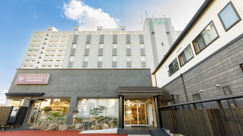新しい部屋。古い町。