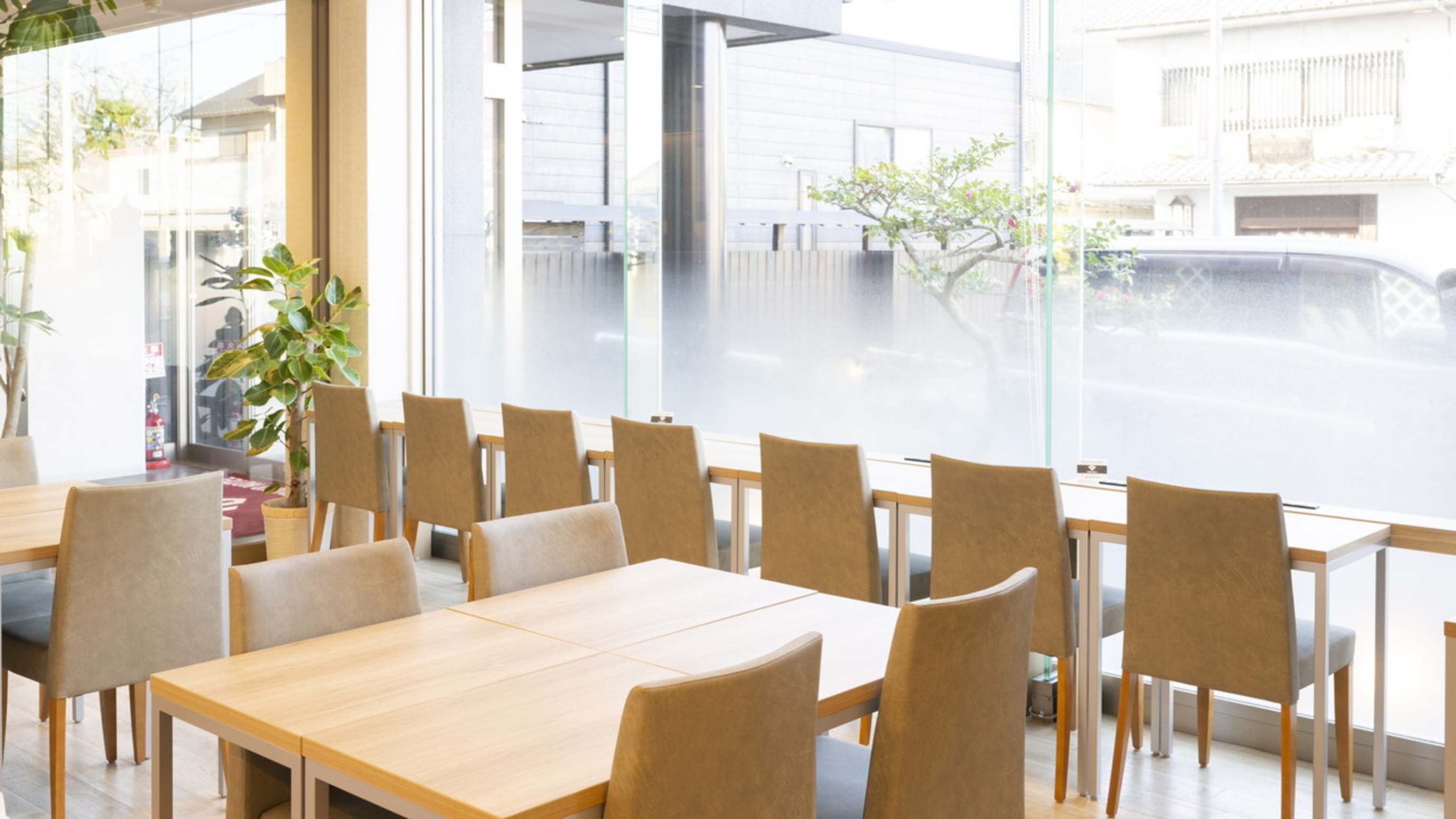 新しい部屋。古い町。