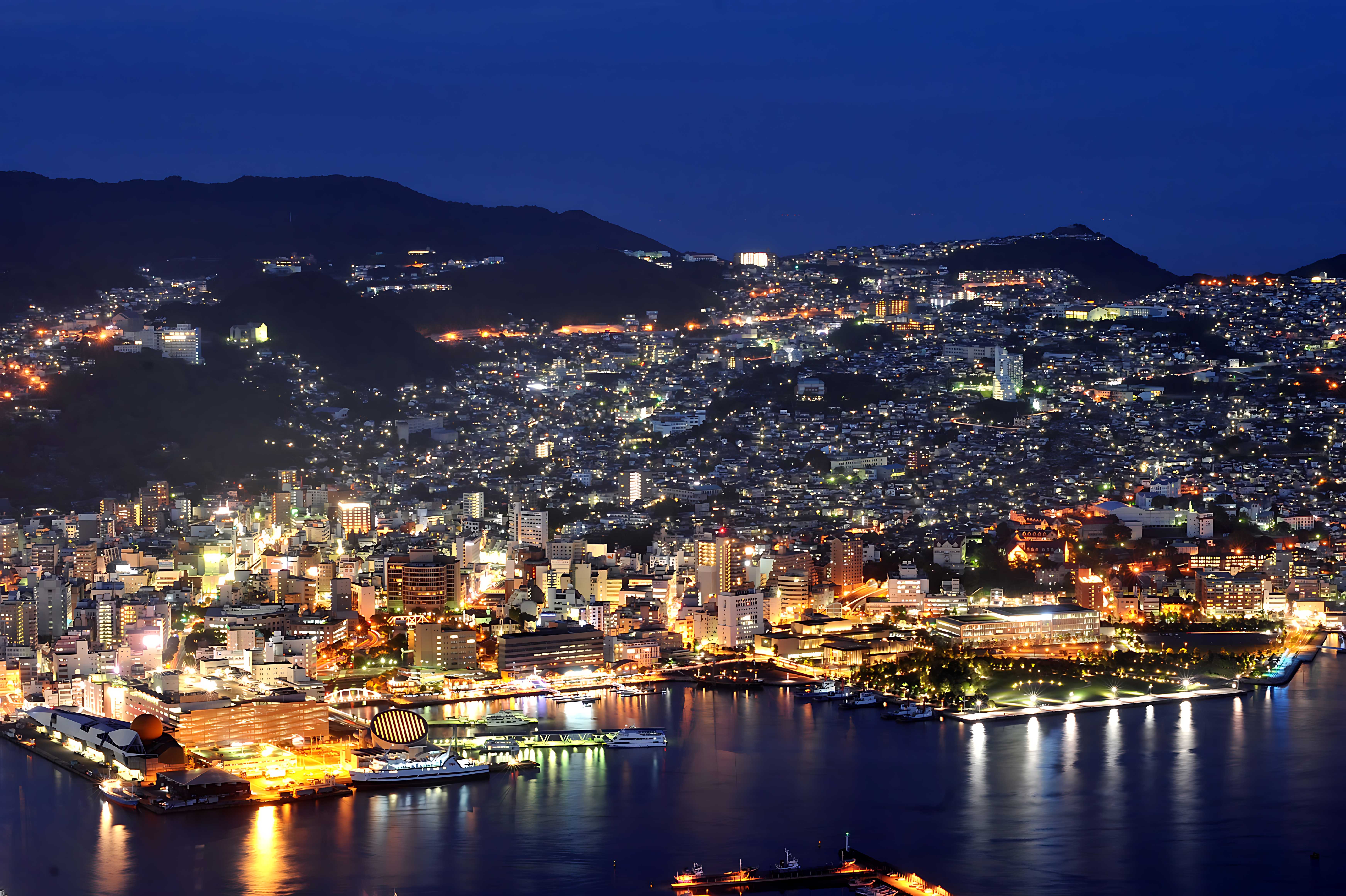 静かな部屋。贅沢な夜景。